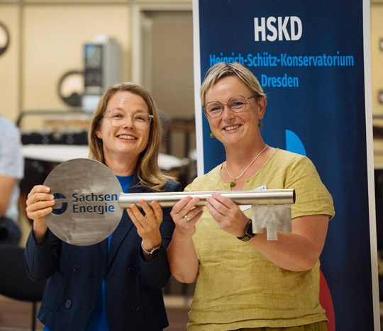 Feierliche Schlüsselübergabe von Annekatrin Klepsch an Kati Hellmuth (Fotograf: Oliver Killig)